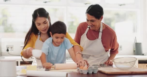 Niño Aprender Cocinar Con Madre Abuela Cocina Con Rodillo Para — Vídeos de Stock