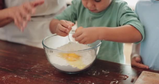 Ovos Aprendizagem Infantil Mãos Cozinhar Com Pais Cozinha Para Preparação — Vídeo de Stock
