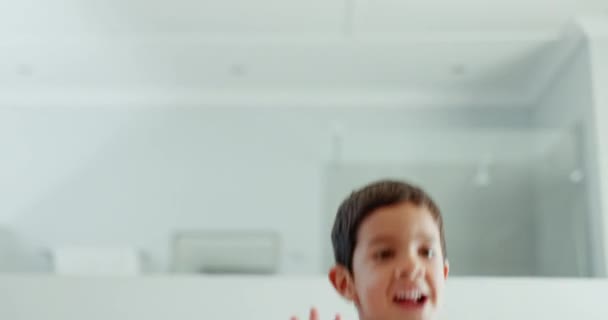 Dítě Chlapec Šťastný Skákání Ložnici Hraní Her Bláznivou Energií Nadšení — Stock video