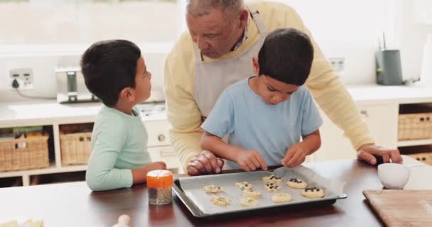 家庭和祖父在厨房里和孩子们一起烘焙甜食 甜点或小吃 家教孙子孙女们用面团做饼干的设备 配料和老人 — 图库视频影像