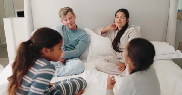 Rahatla Destek Ailenle Birlikte Uyanmak Için Yatak Odasında Mutlu Neşeli — Stok video