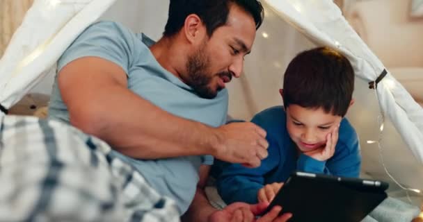 Relaks Tablet Ojciec Namiocie Łaskotaniem Dzieci Zabawy Nawiązywania Więzi Ich — Wideo stockowe
