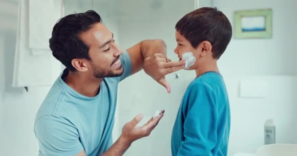 Vader Kind Leren Met Scheerschuim Een Jongen Een Huidverzorging Ochtendschoonheidsroutine — Stockvideo