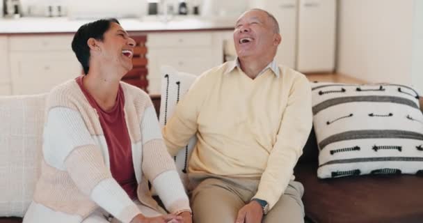 Lustig Couch Und Seniorenpaar Lachen Gemeinsam Über Einen Witz Während — Stockvideo