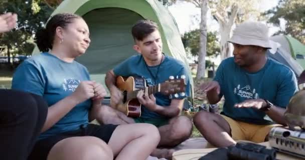 舞蹈和露营与一个志愿者团体坐在一个圆圈里结合在一起 微笑和自由 与年轻的社区朋友们在大自然的营地里为慈善事业玩乐 — 图库视频影像