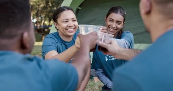 Les Gens Trinquer Célébrer Camping Buvant Une Bière Café Thé — Video