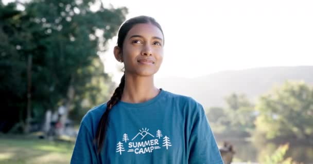 Campamento Verano Pensamiento Una Mujer Aire Libre Naturaleza Como Voluntario — Vídeo de stock
