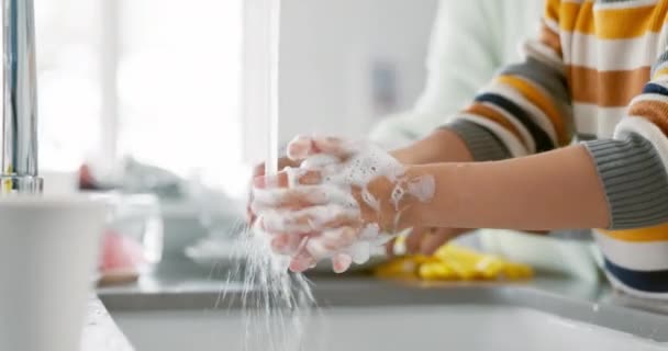 Dziecko Mycie Ręce Mamą Pianką Nauki Higieny Kuchni Dla Zarazków — Wideo stockowe
