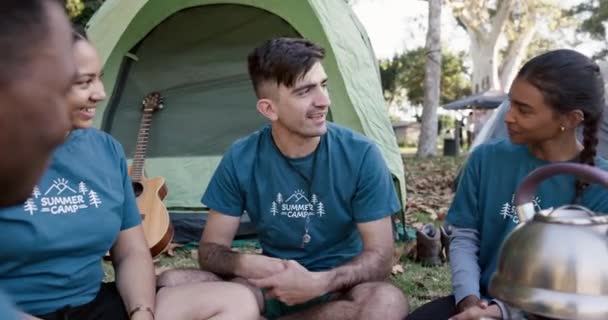 キャンプ ボランティアの友人が屋外で話している間 コミュニティへのアウトリーチ 慈善や活動のためにキャンプ場に座っている若い人たちのチーム ディスカッション グループ — ストック動画