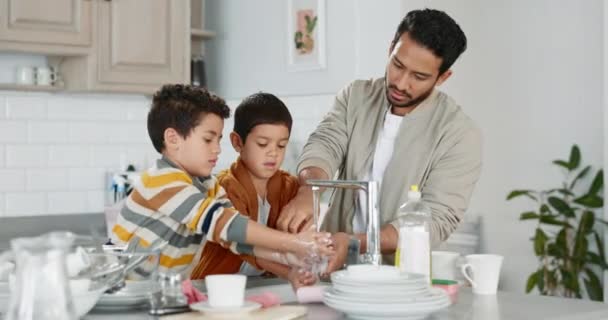 細菌のための台所で家族とのヘルプと学習 衛生と石鹸 家庭で男と子供と一緒に泡 健康ときれいな家事のための愛 水と洗濯料理 — ストック動画