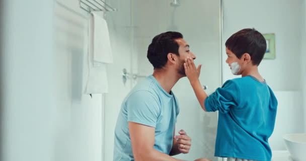Holení Koupelna Otec Učí Dítě Péči Hygieně Obličejové Rutině Happy — Stock video