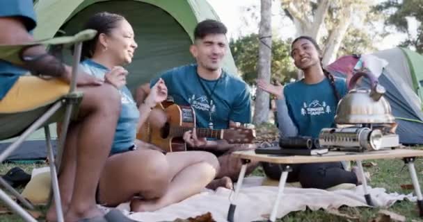 Chitarra Danza Campeggio Con Amici Volontari Seduti Intorno Fuoco Insieme — Video Stock