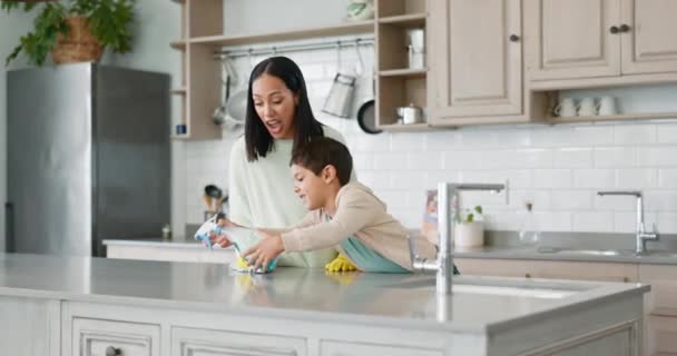 Leren Kind Moeder Het Schoonmaken Van Keuken Tafel Familie Huis — Stockvideo