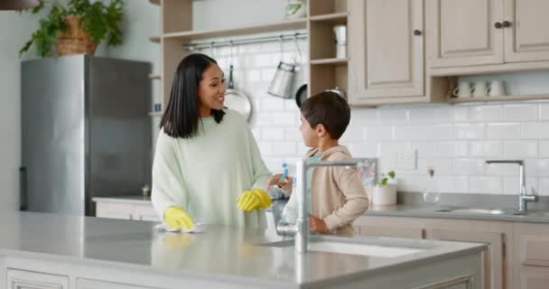 Mãe Alta Cinco Criança Lavar Pratos Cozinha Com Sucesso Bom — Vídeo de Stock