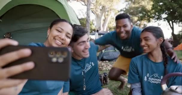 快乐的人们在一起 带着对社交媒体博客或记忆的微笑 在露营 冒险或露营中自私自利 远足或团队建设的电话 团体和快乐经历 — 图库视频影像