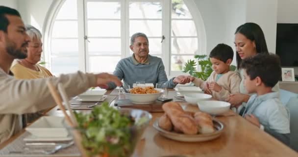 Yemek Yemek Büyük Bir Aile Ele Tutuşup Tatilde Tanrı Dua — Stok video