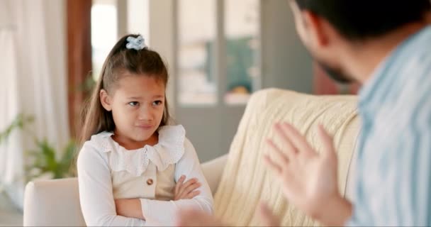 Pai Irritado Repreendendo Seu Filho Menina Sala Estar Sua Casa — Vídeo de Stock