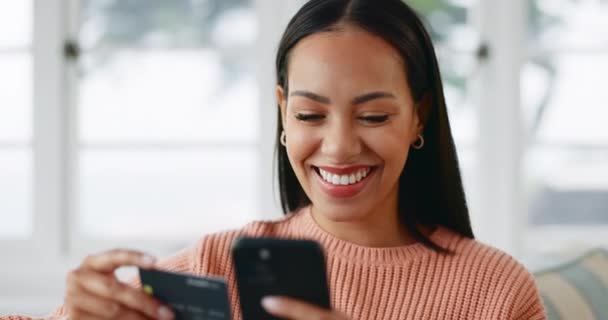 信用卡和女人用智能手机 电子商务和网上银行带着微笑 拥有手机 金融技术以及数字支付和预算交易的女性个人 女孩和客户 — 图库视频影像