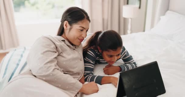 Relájate Tableta Madre Con Hija Dormitorio Para Streaming Sitio Web — Vídeo de stock