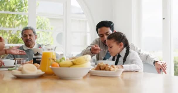 Πρωινό Χαλαρώστε Και Πρωί Μεγάλη Οικογένεια Στο Τραπέζι Για Φαγητό — Αρχείο Βίντεο