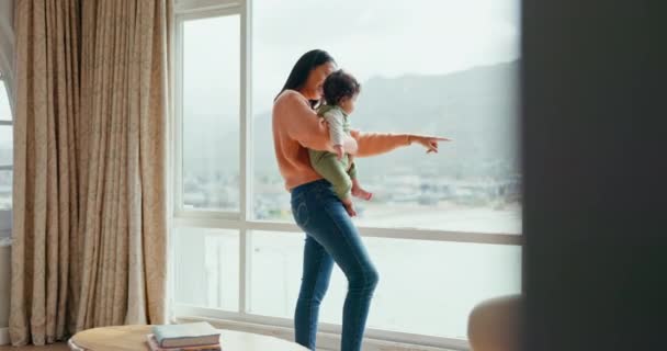 Feliz Bebê Mãe Apontando Janela Para Brincar Relaxar Tempo Qualidade — Vídeo de Stock