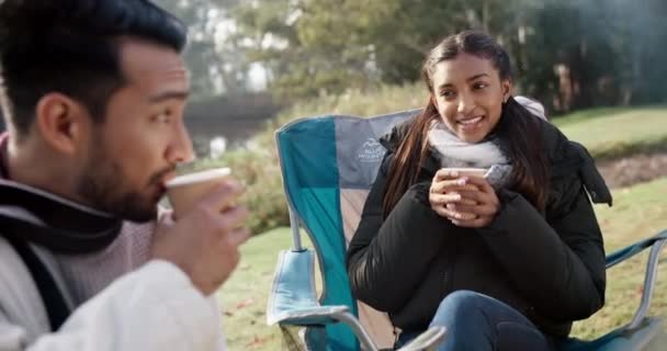 Pasangan Kopi Dan Berbicara Kursi Kamp Outdoor Alam Untuk Bersenang — Stok Video