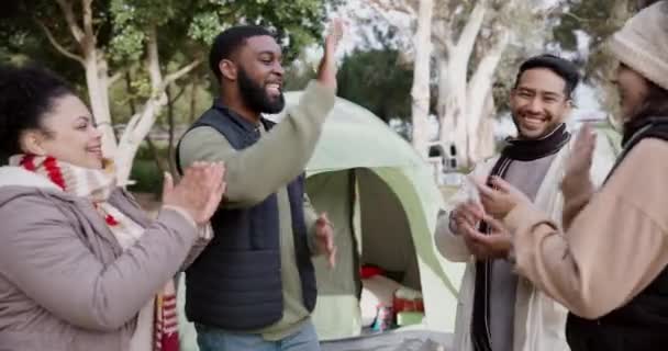 Glücklich Applaus Und Freunde Mit Einer Hohen Fünf Beim Zelten — Stockvideo