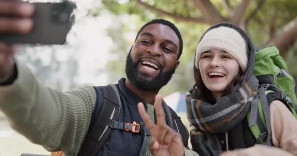 Camping Couple Selfie Avec Paix Mains Randonnées Forêt Avec Liberté — Video