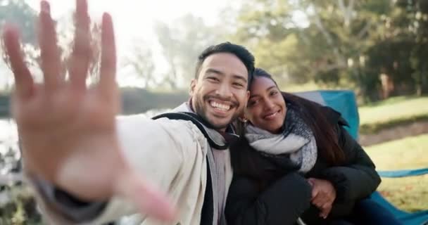 Selfie Campeggio Coppia Amici Con Pace Mani Legame Una Foresta — Video Stock