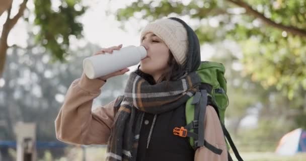 Entdecken Sie Die Natur Und Die Frau Die Wasser Trinkt — Stockvideo