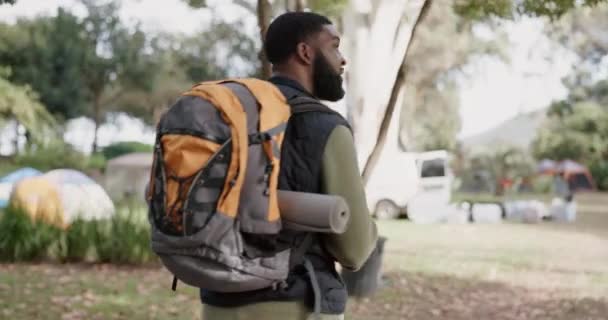Ταξίδι Φυσική Κατάσταση Και Άνθρωπος Backpacker Πεζοπορία Ένα Πάρκο Δάσος — Αρχείο Βίντεο