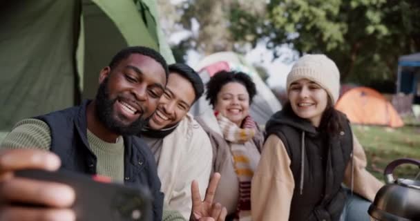 Camping Selfie Prieteni Pace Mâini Legare Într Pădure Libertate Zâmbet — Videoclip de stoc
