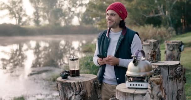 Camping Nature Homme Avec Café Téléphone Dans Nature Vacances Plein — Video
