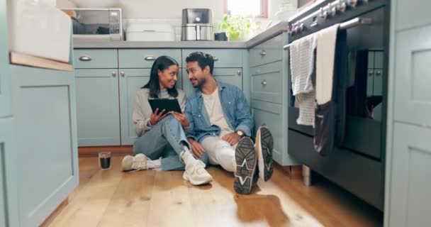 Nouvelle Maison Rénovation Couple Avec Tablette Numérique Sur Plancher Cuisine — Video