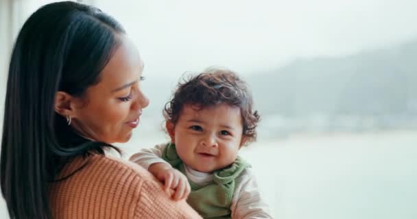Kärlek Lycka Och Mamma Med Barnet Fönstret För Lek Avkoppling — Stockvideo