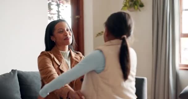 Rodina Matka Dcera Objímající Pohovce Obývacím Pokoji Svého Domova Společně — Stock video