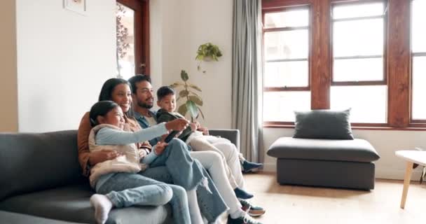 Χαλαρώστε Χαρούμενος Και Βλέποντας Τηλεόραση Την Οικογένεια Στον Καναπέ Για — Αρχείο Βίντεο