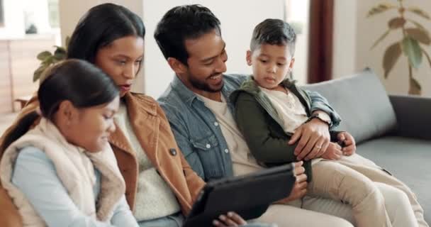 Γονείς Παιδιά Tablet Καναπέ Στο Σπίτι Της Οικογένειας Για Online — Αρχείο Βίντεο