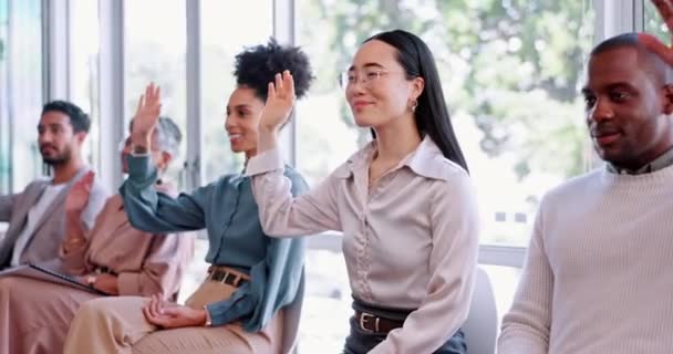 チームワーク 採用のためにオフィスでアジアの女性との面接 トレーニング ワークショップ コンサルティングやフィードバックのための代理店のビジネスの人々との会合 — ストック動画