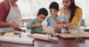 Büyükanne, aile ya da çocuklarla mutfakta yemek pişirme becerilerini geliştirmek için evde yemek tarifi öğreniyorlar. Destek, takım çalışması ya da çocuklara kurabiye için un karıştırma konusunda yardım ya da öğretim.