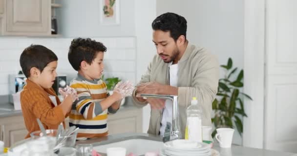 Predarea Ajutorul Tată Spălarea Mâinilor Copiii Pentru Curățare Sănătate Sprijin — Videoclip de stoc
