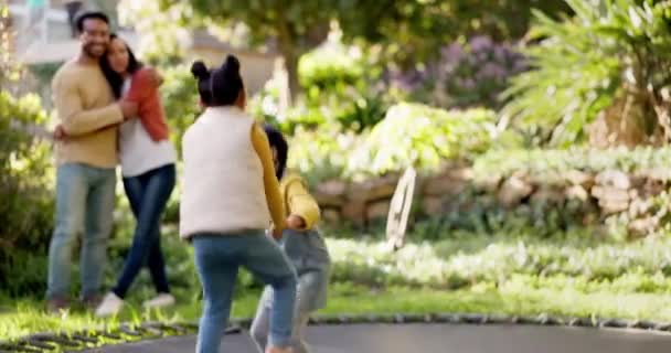 Fröhlich Hüpfend Und Kinder Auf Dem Trampolin Garten Während Die — Stockvideo