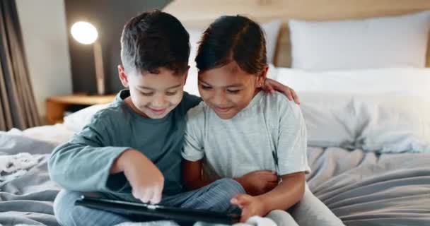 孩子们 在卧室里带着快乐的卷轴和平板电脑 在家里玩乐或录像放松一下 孩子们在一起 笑着看书 科技促进发展 或在网上玩网络游戏 — 图库视频影像