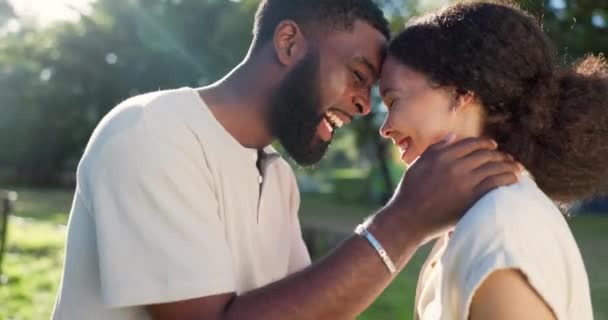 Αγάπη Φύση Και Ζευγάρι Χορεύουν Μια Οικεία Στιγμή Μια Ρομαντική — Αρχείο Βίντεο