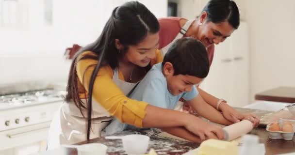 孩子学习或妈妈在厨房烘焙 作为一个快乐的家庭 为烹调食谱提供支持 发育或快乐的奶奶笑着或带着滚动的别针或父母教小孩 — 图库视频影像