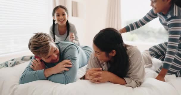Morgon Säng Och Lycklig Familj Leker Sovrum Med Mor Och — Stockvideo