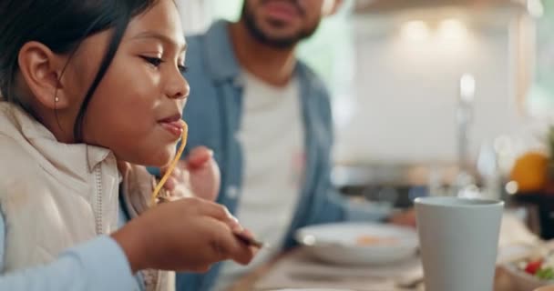 Padre Niños Una Niña Comiendo Espaguetis Con Familia Comedor Casa — Vídeos de Stock