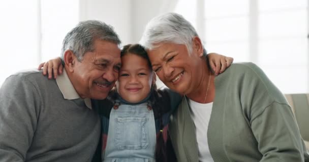 Twarz Dziecka Szczęśliwych Dziadków Przytulić Kanapie Salonie Dla Miłości Opieki — Wideo stockowe