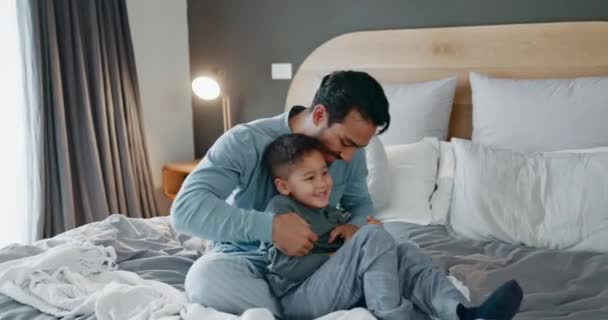 玩耍和父亲与孩子在床上快乐 晚上在家里玩乐 和快乐的父母一起在卧室里玩耍 一起嬉笑 一起享受游戏 — 图库视频影像