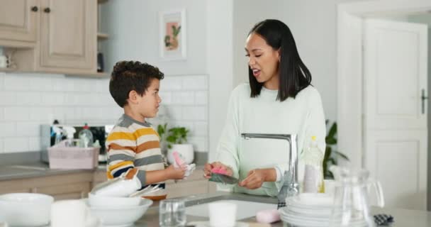 Trabalho Equipe Mamãe Ensinando Criança Lavar Pratos Com Para Limpeza — Vídeo de Stock